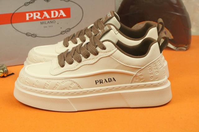 工厂价 高品质 Prada 普拉达新款上市著名奢侈品牌，专柜同步更新，意大利男鞋时尚杂志季刊封面主推款！鞋面采用意大利进口牛皮制作，透气网布内里。原版防滑轻质发